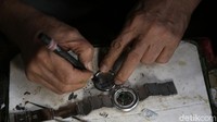 Dalam sehari, Hendra Aseng dapat memperbaiki lima sampai sepuluh jam tangan dengan kisaran harga servis Rp30 ribu sampai Rp200 ribu tergantung kerusakan.