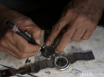 Jasa Servis Jam Tangan Masih Jadi Incaran di Pasar Lama Jatinegara