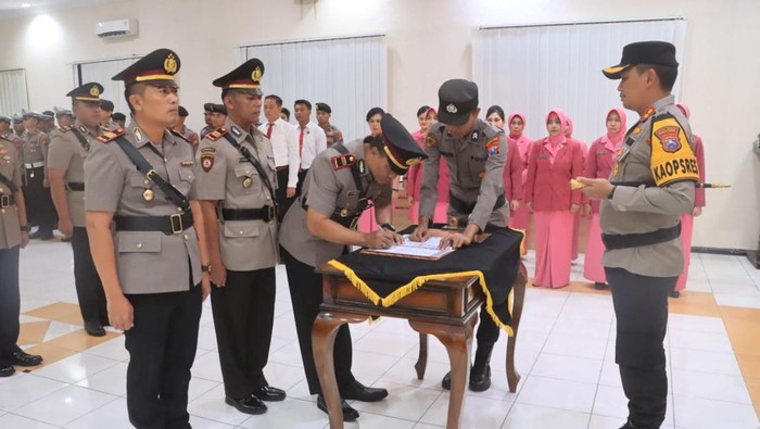 Kapolres Probolinggo AKBP Wisnu Wardana memimpin sertijab