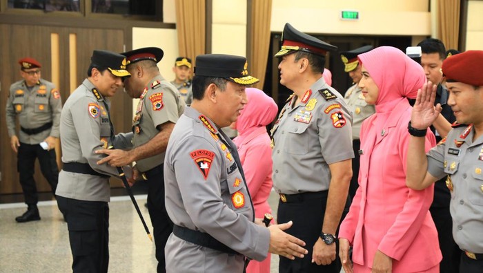 Kapolri Jenderal Listyo Sigit Praboro memimpin upacara korps raport 12 pati Polri.