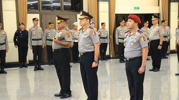 Kapolri Jenderal Listyo Sigit Praboro memimpin upacara korps raport 12 pati Polri.
