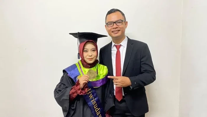 Kartika berhasil lulus S3 Unesa dengan IPK 4.00 di tengah kesibukan yang padat.