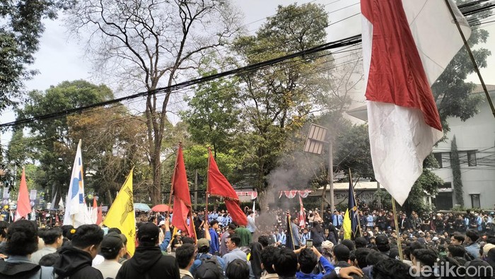 Kawal Putusan MK, Mahasiswa Kembali Unjuk Rasa di DPRD Jabar