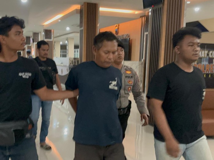 Tampang AS, suami asal Kelurahan Sumber, Kecamatan Banjarsari Kota Solo, yang menganiaya istrinya hingga tewas, saat ditangkap polisi di Mapolresta Solo, Kamis (22/8/2024).