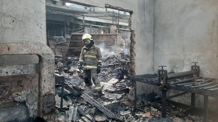 Kebakaran pabrik kardus di Kalideres, Jakarta Barat (Foto: Dok. Damkar DKI Jakarta)