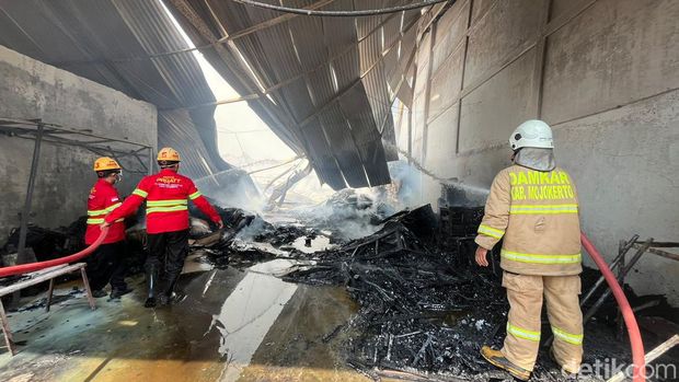 Kebakaran pabrik mebel di Mojokerto