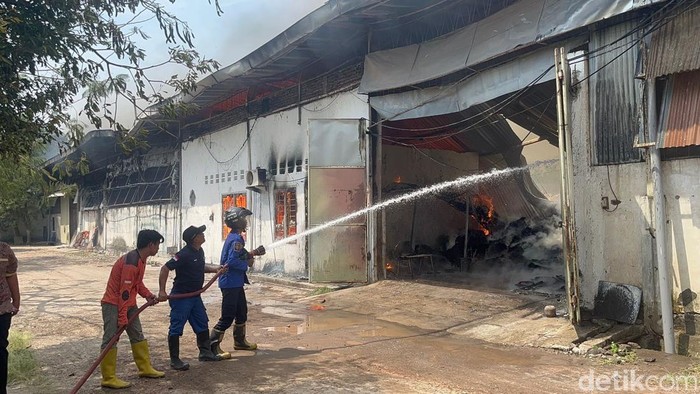 Kebakaran pabrik mebel di Mojokerto