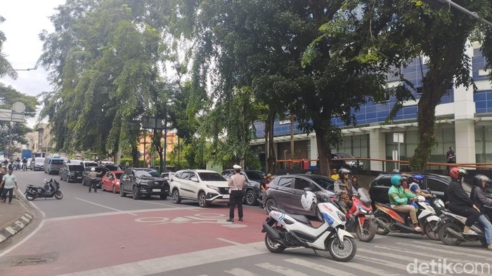 Kemacetan terjadi di Jalan Perdana Medan akibat adanya aksi unjuk rasa, petugas tampak mengatur kendaraan yang hendak menuju Jalan Imam Bonjol. (Kartika Sari/detikSumut)