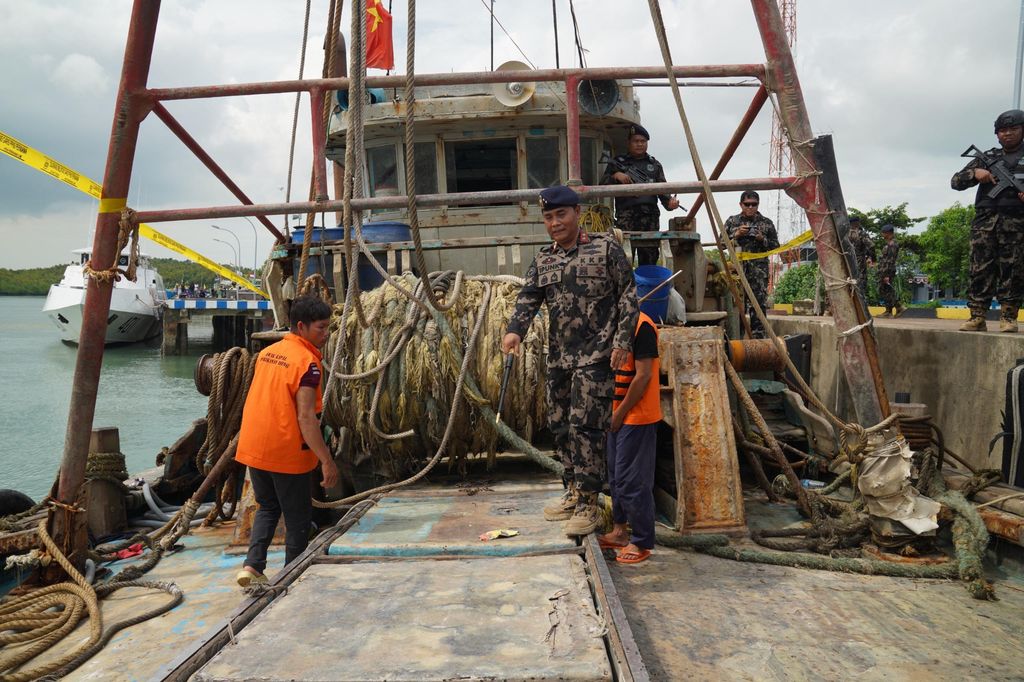 Kementerian Kelautan dan Perikanan (KKP) berhasil mengamankan satu unit Kapal Ikan Asing (KIA) berbendera Vietnam yang kedapatan melakukan penangkapan ikan secara ilegal atau illegal fishing di WPPNRI 711 perairan Laut Natuna. (Dok. Humas Ditjen PSDKP)
