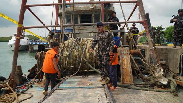 Kementerian Kelautan dan Perikanan (KKP) berhasil mengamankan satu unit Kapal Ikan Asing (KIA) berbendera Vietnam yang kedapatan melakukan penangkapan ikan secara ilegal atau illegal fishing di WPPNRI 711 perairan Laut Natuna. (Dok. Humas Ditjen PSDKP)