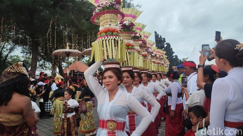 Kemeriahan Tanah Lot Art and Food Festival ke-5 Tahun 2024 di Tabanan, Bali, Jumat (23/8/2024). (Ahmad Firizqi Irwan/detikBali)