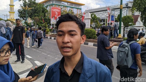 Ketua BEM Unram Herianto saat ditemui di depan Gedung DPRD NTB, Jumat (23/8/2024). (Ahmad Viqi/detikBali)
