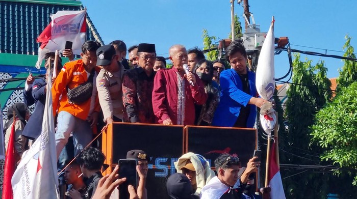 Ketua DPRD Jatim Kusnadi menemui massa mahasiswa