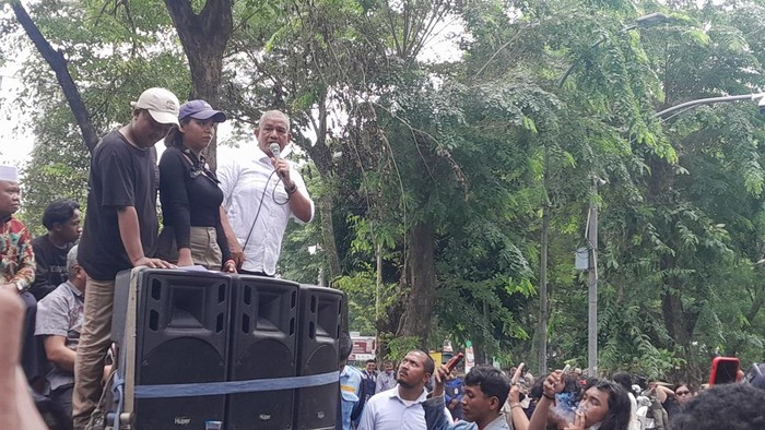 Ketua DPRD Sumut Sutarto menerima massa aksi (Nizar Aldi/detikSumut)