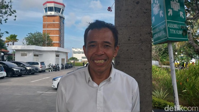 Ketua DPW PKB Bali Bambang Sutiyono saat ditemui di Terminal Kedatangan VIP Bandara I Gusti Ngurah Rai, Kuta, Badung, Jumat (23/8/2024). (Rizki Setyo Samudero/detikBali)