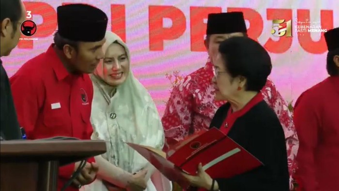 Ketua PDIP Jambi saat wakili rekom DPP PDIP ke pasangan Al Haris-Sani di Pilgub Jambi 2024.