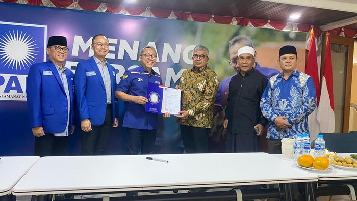 Ketua Umum PAN Zulkifli Hasan menyerahkan SK dukungan ke Bustami Hamzah untuk maju di Pilgub Aceh. (dok PAN)
