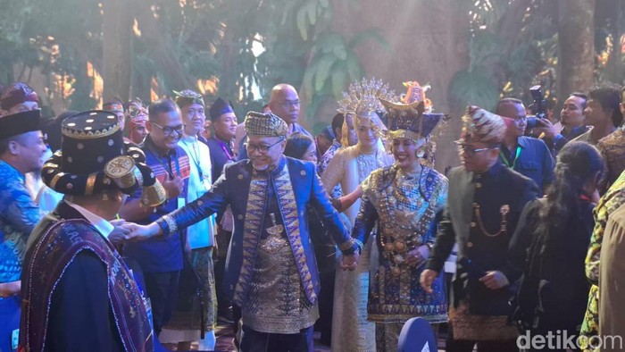 Ketum Zulkifli Hasan mengenakan pakaian adat dari Minang di Kongres PAN. (Brigitta/detikcom)
