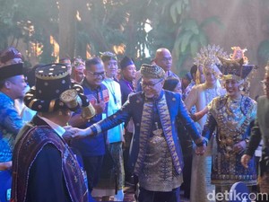 Bertema Indonesia Terdepan, Zulhas Hadiri Kongres PAN Pakai Baju Adat Minang