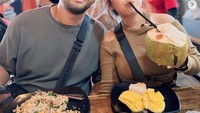 Ditemani sang suami, Kiky bagikan keseruan saat kulineran di Thailand pada bulan Juni lalu. Foto: Instagram @kikysaputrii