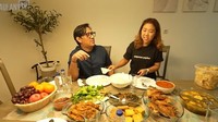 Tampil di kanal YouTube milik Andre Taulany, Kiky suguhkan sajian ikan goreng, ayam gorengs ampai sayur asem untuk Andre. Foto: Instagram @kikysaputrii