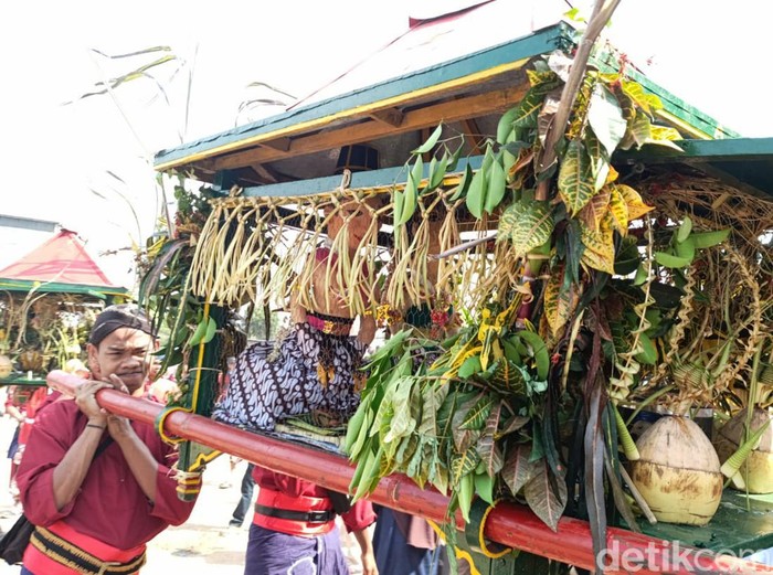 Kirab Saparan Bekakak Ambarketawang di Kantor Kalurahan Ambarketawang, Gamping, Kabupaten Sleman, DIY, Jumat (23/8/2024).