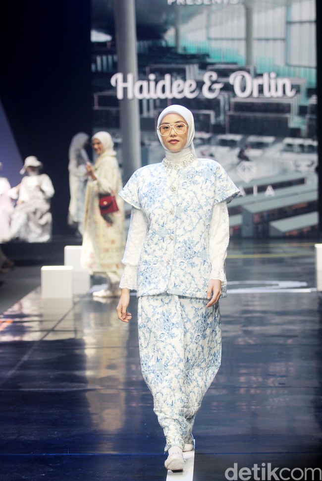 Inilah koleksi Brand Haidee & Orlin X Wardah di acara tahunan Muslim Fashion Festival [Muffest]+2024 Road to IN2MF, di Istora Senayan. Sabtu [10/8/2024]. Foto: mohammad Abduh/detikcom.