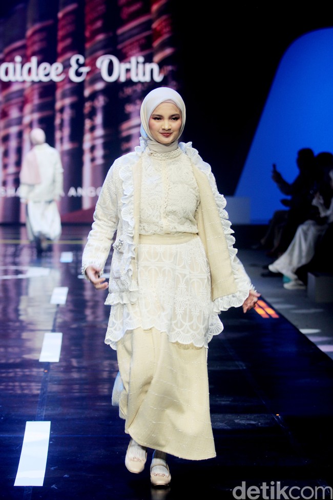 Inilah koleksi Brand Haidee & Orlin X Wardah di acara tahunan Muslim Fashion Festival [Muffest]+2024 Road to IN2MF, di Istora Senayan. Sabtu [10/8/2024]. Foto: mohammad Abduh/detikcom.
