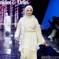 Inilah koleksi Brand Haidee & Orlin X Wardah di acara tahunan Muslim Fashion Festival [Muffest]+2024 Road to IN2MF, di Istora Senayan. Sabtu [10/8/2024]. Foto: mohammad Abduh/detikcom.