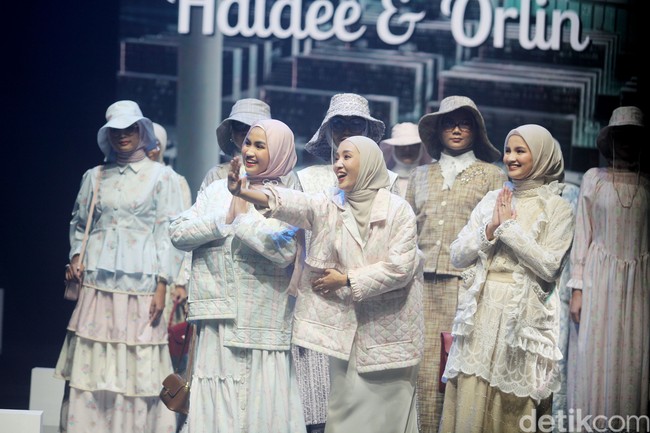 Inilah koleksi Brand Haidee & Orlin X Wardah di acara tahunan Muslim Fashion Festival [Muffest]+2024 Road to IN2MF, di Istora Senayan. Sabtu [10/8/2024]. Foto: mohammad Abduh/detikcom.