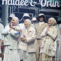 Inilah koleksi Brand Haidee & Orlin X Wardah di acara tahunan Muslim Fashion Festival [Muffest]+2024 Road to IN2MF, di Istora Senayan. Sabtu [10/8/2024]. Foto: mohammad Abduh/detikcom.