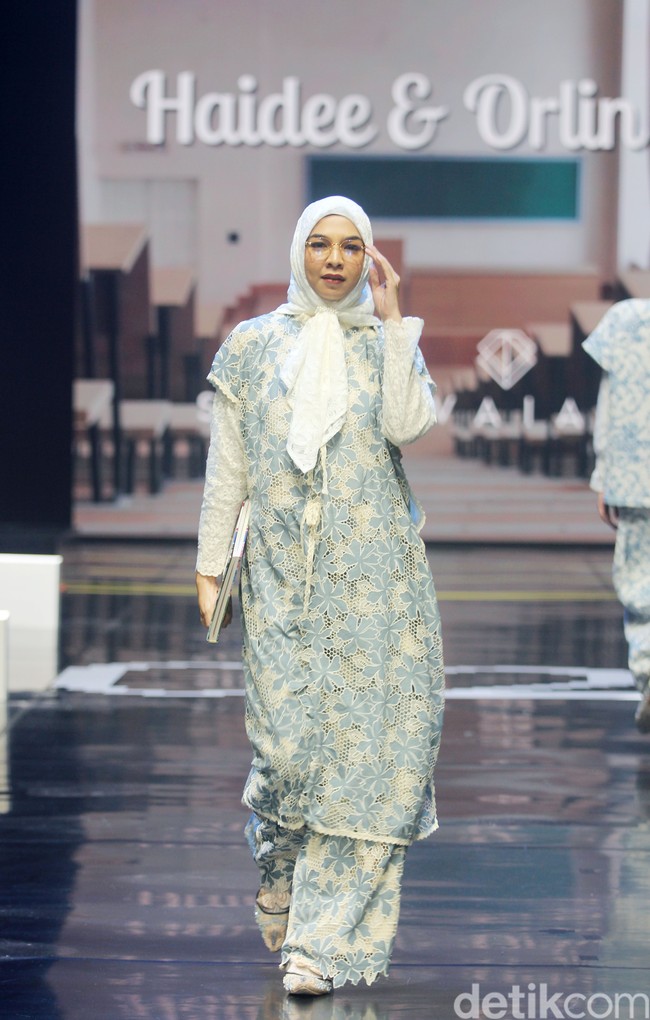 Inilah koleksi Brand Haidee & Orlin X Wardah di acara tahunan Muslim Fashion Festival [Muffest]+2024 Road to IN2MF, di Istora Senayan. Sabtu [10/8/2024]. Foto: mohammad Abduh/detikcom.