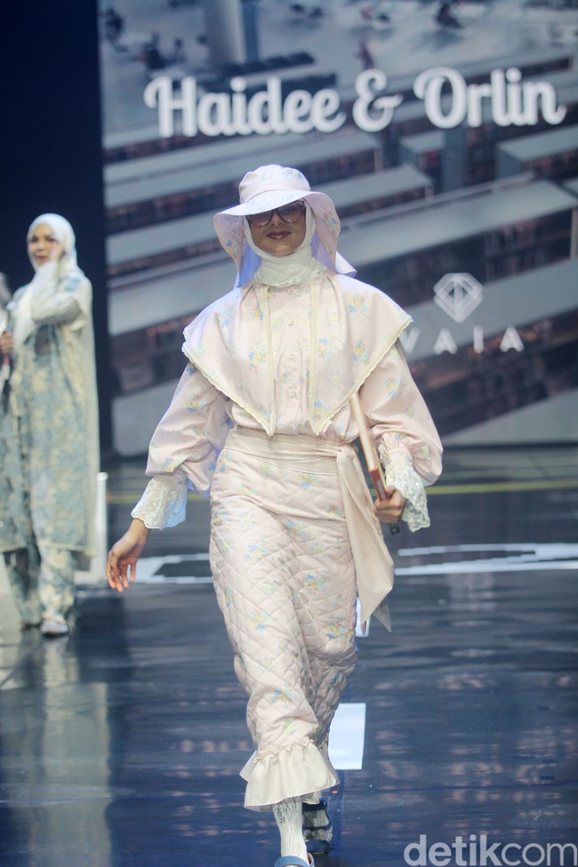 Inilah koleksi Brand Haidee & Orlin X Wardah di acara tahunan Muslim Fashion Festival [Muffest]+2024 Road to IN2MF, di Istora Senayan. Sabtu [10/8/2024]. Foto: mohammad Abduh/detikcom.