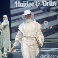 Inilah koleksi Brand Haidee & Orlin X Wardah di acara tahunan Muslim Fashion Festival [Muffest]+2024 Road to IN2MF, di Istora Senayan. Sabtu [10/8/2024]. Foto: mohammad Abduh/detikcom.