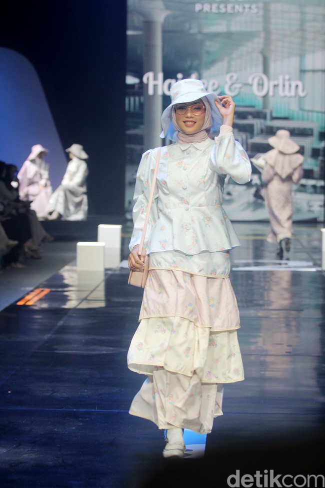 Inilah koleksi Brand Haidee & Orlin X Wardah di acara tahunan Muslim Fashion Festival [Muffest]+2024 Road to IN2MF, di Istora Senayan. Sabtu [10/8/2024]. Foto: mohammad Abduh/detikcom.