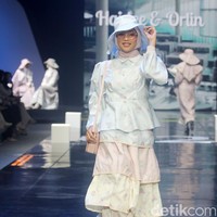 Inilah koleksi Brand Haidee & Orlin X Wardah di acara tahunan Muslim Fashion Festival [Muffest]+2024 Road to IN2MF, di Istora Senayan. Sabtu [10/8/2024]. Foto: mohammad Abduh/detikcom.