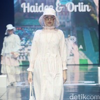 Inilah koleksi Brand Haidee & Orlin X Wardah di acara tahunan Muslim Fashion Festival [Muffest]+2024 Road to IN2MF, di Istora Senayan. Sabtu [10/8/2024]. Foto: mohammad Abduh/detikcom.
