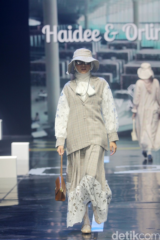 Inilah koleksi Brand Haidee & Orlin X Wardah di acara tahunan Muslim Fashion Festival [Muffest]+2024 Road to IN2MF, di Istora Senayan. Sabtu [10/8/2024]. Foto: mohammad Abduh/detikcom.