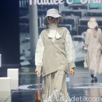 Inilah koleksi Brand Haidee & Orlin X Wardah di acara tahunan Muslim Fashion Festival [Muffest]+2024 Road to IN2MF, di Istora Senayan. Sabtu [10/8/2024]. Foto: mohammad Abduh/detikcom.