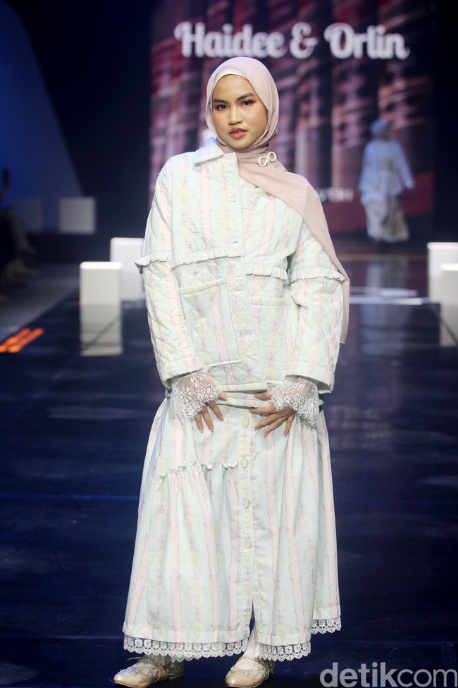 Inilah koleksi Brand Haidee & Orlin X Wardah di acara tahunan Muslim Fashion Festival [Muffest]+2024 Road to IN2MF, di Istora Senayan. Sabtu [10/8/2024]. Foto: mohammad Abduh/detikcom.