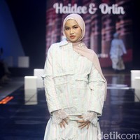 Inilah koleksi Brand Haidee & Orlin X Wardah di acara tahunan Muslim Fashion Festival [Muffest]+2024 Road to IN2MF, di Istora Senayan. Sabtu [10/8/2024]. Foto: mohammad Abduh/detikcom.