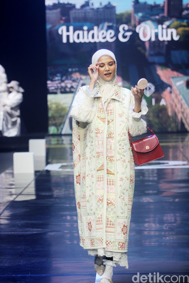 Inilah koleksi Brand Haidee & Orlin X Wardah di acara tahunan Muslim Fashion Festival [Muffest]+2024 Road to IN2MF, di Istora Senayan. Sabtu [10/8/2024]. Foto: mohammad Abduh/detikcom.