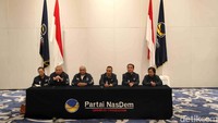 Ketua SC Willy Aditya (kanan) menyampaikan paparan disaksikan Sekjen Partai NasDem Hermawi Taslim (kiri) dan Ketua OC Ali Mazi (tengah) saat konferensi pers menjelang pelaksanaan Kongres ke-III Partai Nasdem di Jakarta, Jumat (23/8/2024).  
