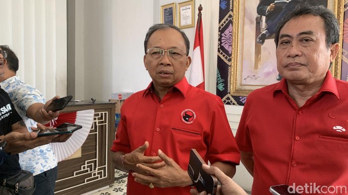 Wayan Koster (kiri) saat menghadiri deklarasi dukungan dari Perindo Bali kepada PDIP di Denpasar, Jumat (23/8/2024).