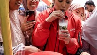 Sebagai seorang perwakilan rakyat, tak lupa Krisdayanti melakukan blusukan. Ia mendukung pelaku UMKM dengan mencicipi cendol tradisional. Foto: Instagram/krisdayantilemos