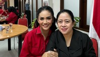 Sosok Krisdayanti ini sering membagikan kedekatannya dengan PUan Maharani. Sekadar minum kopi bersama dilakukan dengan berdua sambil berbincang hangat. Foto: Instagram/krisdayantilemos