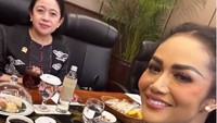 Pada waktu senggang, Krisdayanti juga kerap menemani Puan Maharani menikmati camilan. Foto-fotonya dibagikan oleh diva yang sering dipanggil KD ini melalui akun Instagram. Foto: Instagram/krisdayantilemos