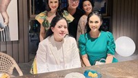 Berada pada partai yang sama membuat Krisdayanti sering menghabiskan waktu bersama Puan Maharani. Jamuan makan malam bersama seringkali dilakukannya. Foto: Instagram/krisdayantilemos