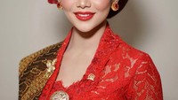 Bergabung dengan PDI Perjuangan, namanya sempat diusung dalam pemilihan Walikota Batu. Tetapi ia menyatakan mundur dari pilwali melalui akun Instagramnya. Foto: Instagram/krisdayantilemos