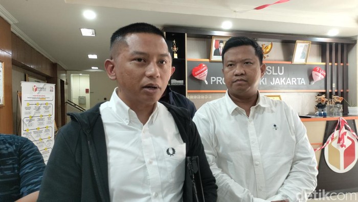 Kuasa hukum paslon independen Pilgub Jakarta, Dharma Pongrekun dan Kun Wardana, Anthony James, mendatangi kantor Bawaslu DKI Jakarta.